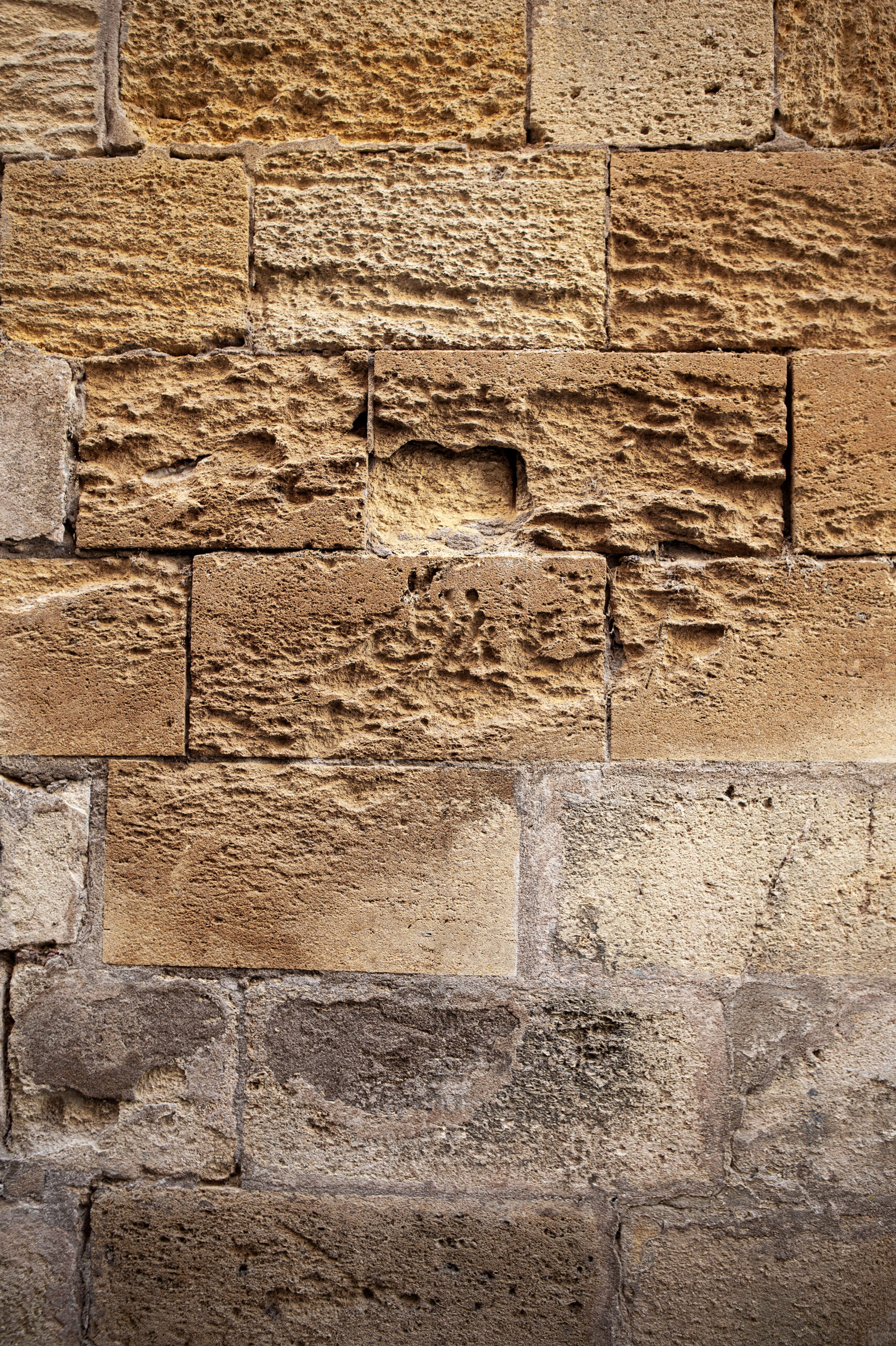 Wall of new and damaged stones